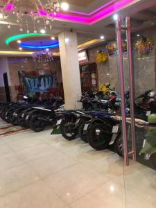 Una fila de motocicletas estacionadas en una tienda en Ngọc Nam Hotel, en La Gi