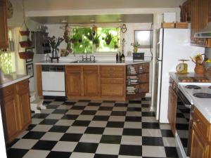 una cocina con suelo a cuadros en blanco y negro en Private setting on country farm near Rhinebeck, en Clinton Corners