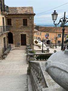 um edifício de pedra com uma luz de rua e um pátio em Ferruccio's House em Colonnella