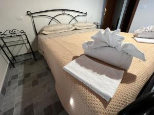 um quarto com uma cama com toalhas em Ferruccio's House em Colonnella