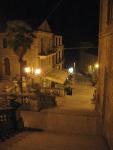 een straat met straatverlichting bij Ferruccio's House in Colonnella
