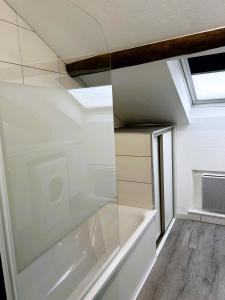 une paroi en verre dans une chambre avec fenêtre dans l'établissement Appartement climatisé Le Gambetta, à Pont-à-Mousson