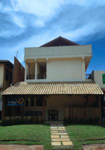 a house with a thatch roof on top of it at Pousada Sunbrazil in Jericoacoara