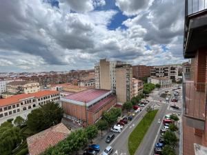 eine Luftansicht einer Stadt mit Autos und Gebäuden in der Unterkunft Gran Apartamento con vistas a la Catedral de Burgos ATUAIRE in Burgos