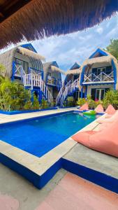 uma piscina em frente a um resort em Tropical House Bungalows em Gili Trawangan