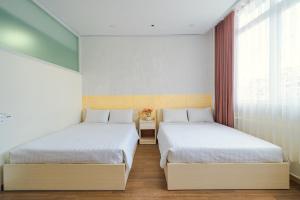 Postel nebo postele na pokoji v ubytování HOTEL NẮNG CHIỀU ĐÀ LẠT