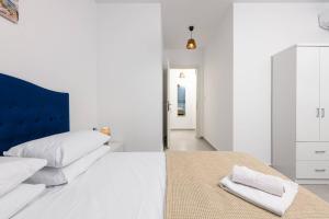 una camera bianca con un letto e un corridoio di Suzana's Maisonette a Prinos