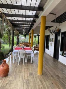 comedor con mesa, sillas y jarrón en Linda Casa Campestre, en Anolaima