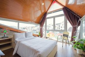 Postel nebo postele na pokoji v ubytování HOTEL NẮNG CHIỀU ĐÀ LẠT