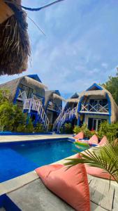 un resort con piscina di fronte a un edificio di Tropical House Bungalows a Gili Trawangan