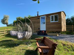 A garden outside Berllan Y Bugail Shepherds Hut