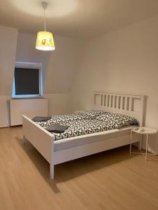 een slaapkamer met een bed in een kamer bij City Flats Dortmund in Dortmund
