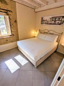 a bedroom with a bed and a window at Casal del pigno in Peschiera del Garda