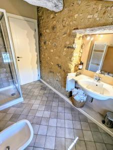 La salle de bains est pourvue d'un lavabo et d'une baignoire. dans l'établissement Casal del pigno, à Peschiera del Garda