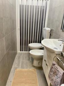een badkamer met een toilet en een wastafel bij Vista Mare in Casalabate