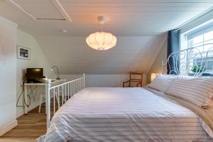 um quarto com uma cama branca e uma janela em Le Havre du Canal em Leclercville