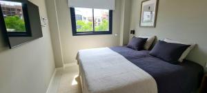 Posteľ alebo postele v izbe v ubytovaní Mara's Apartments Higueron West - Scandinavian Luxury - Views of the Sea and Natural Landscapes + 37 fotografií