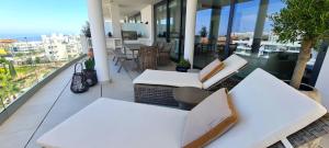Balkón alebo terasa v ubytovaní Mara's Apartments Higueron West - Scandinavian Luxury - Views of the Sea and Natural Landscapes