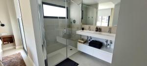 Kúpeľňa v ubytovaní Mara's Apartments Higueron West - Scandinavian Luxury - Views of the Sea and Natural Landscapes