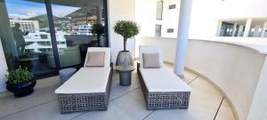 Posedenie v ubytovaní Mara's Apartments Higueron West - Scandinavian Luxury - Views of the Sea and Natural Landscapes