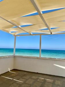 een lege kamer met uitzicht op de oceaan bij Vista Mare in Casalabate