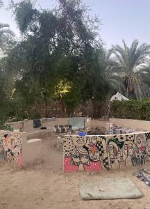 un parque con una mesa con graffiti. en كامب طموسي, en Siwa