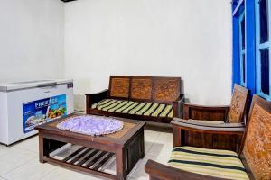 Zimmer mit 2 Betten, einem Tisch und Stühlen in der Unterkunft SPOT ON 92595 Umi Homestay Syariah in Sidoarjo