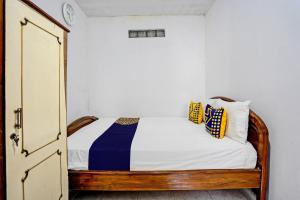 Säng eller sängar i ett rum på SPOT ON 92595 Umi Homestay Syariah