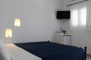 Postel nebo postele na pokoji v ubytování Meltemi Rooms and Studios