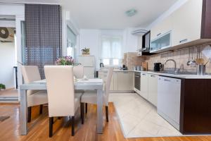 Η κουζίνα ή μικρή κουζίνα στο Karlita Apartment