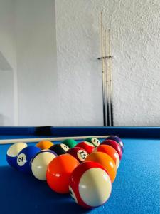 Biliár nebo kulečník v ubytování Lassion Hotel