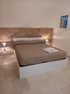 トラーニにあるSuite Duomo Porto Traniのベッド1台(ランプ2つ付)