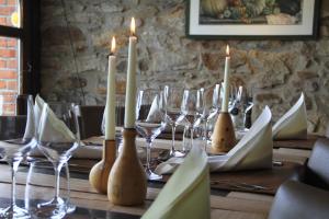 stół ze świecami i kieliszkami do wina w obiekcie La Trouvaille w mieście Waimes