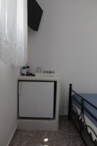 TV a/nebo společenská místnost v ubytování Meltemi Rooms and Studios
