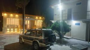 吉尔吉特ABC Hotel的一辆夜间停在房子前面的吉普车 更多39张照片