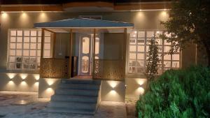 un edificio con una puerta giratoria con luces encendidas en Raahi Hotel City Site Gilgit, en Gilgit