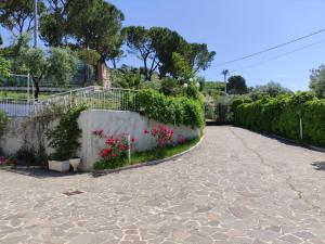 a garden with red flowers next to a fence at Villa Margherita in San Giovanni Teatino
