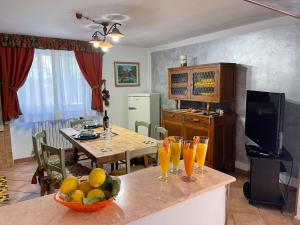 una cucina con tavolo e bicchieri di succo d'arancia di Casa di Manu a Montecatini Terme
