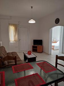 een woonkamer met een bank en een tafel bij Kassandra Garden Residence in Istron