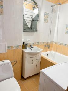 リヴィウにあるSoVA Apart вулиця Вірменськаのバスルーム(洗面台、トイレ、鏡付)