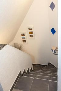 a staircase in a house with blue arrows on the wall at #2 Großes Zimmer mit Pool und Garten in Memmingen