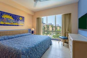 ein Schlafzimmer mit einem Bett und einem großen Fenster in der Unterkunft Zuana Beach Resort in Santa Marta