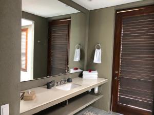 ein Bad mit einem Waschbecken und einem Spiegel in der Unterkunft Territorio Magico Dibulla in Dibulla