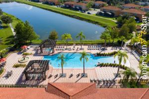 una vista aérea de una piscina en un complejo en 4BR Family Home Pvt Pool BBQ, en Kissimmee