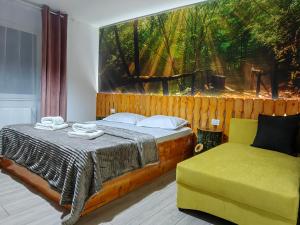 的住宿－Casa Zina，一间卧室配有一张床和一张黄色的沙发