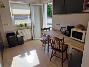 cocina con mesa y sillas en una habitación en Haus Homann-Schneider, Wohnung Wetter, en Wetter