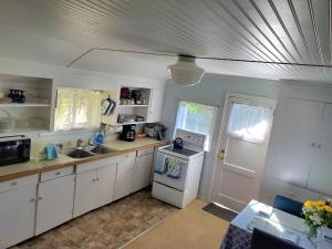 Η κουζίνα ή μικρή κουζίνα στο Bay Cottage Getaway