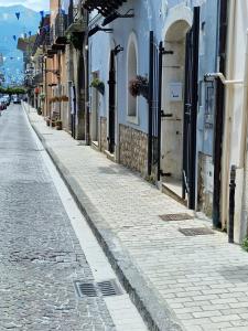 uma rua de calçada numa cidade com edifícios em Il Corso em Montesarchio