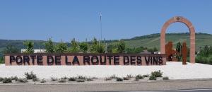 Una señal que dice "portlie be la route des wings" en Suite cocooning - Route des Vins, en Bergbieten