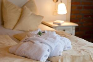 einen Stapel Handtücher auf dem Bett in der Unterkunft Wy & Spa in Pobierowo